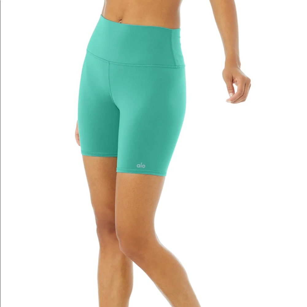 Never worn alo yoga biker shorts size M